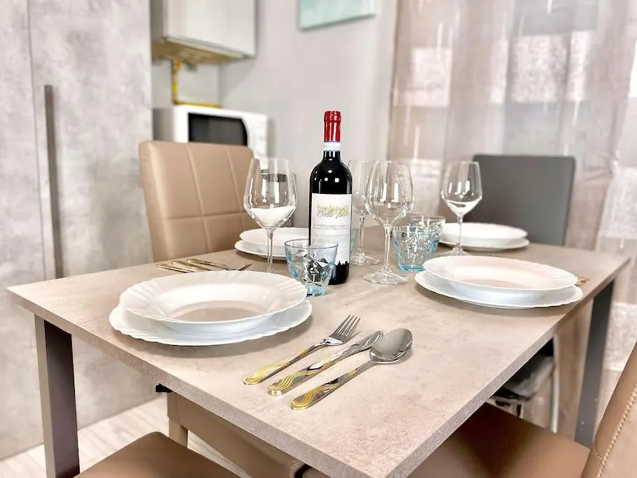 Elegant Apartment- 8 Mins Walk To Center - Free Parking Côme 0*,  Italia