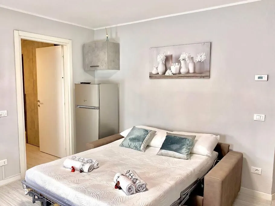 Elegant Apartment- 8 Mins Walk To Center - Free Parking Côme 0*,  Italia